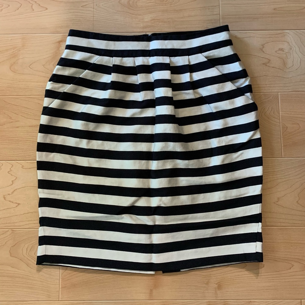 ❌SOLD❌ 🌻 2/$10 Banana Republic black & white striped pencil skirt size 4 pockets - Picture 2 of 7